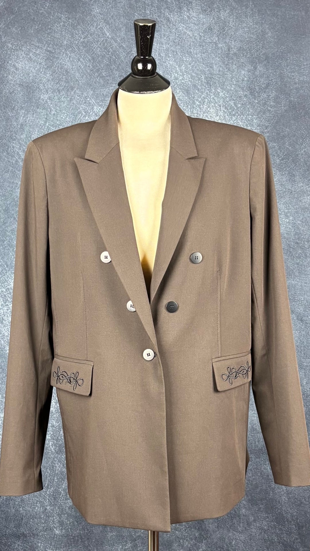 Blazer brun foncé lavable avec détail de broderie sur les rabats de poches, Tristan, taille 16. Vue de face.