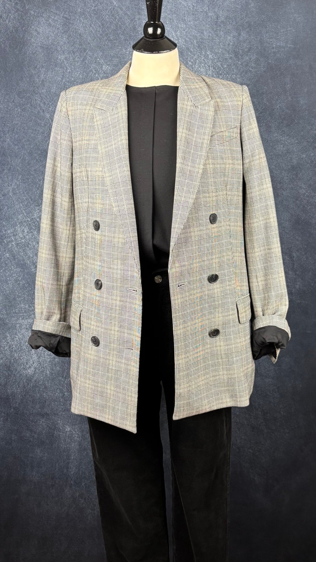 Blazer à carreaux prince de Galles ample à double boutonnage Babaton, taille 6. Vue de l'agencement avec le pantalon noir en velours côtelé Part Two et le chandail noir classique Elisa C-Rossow.