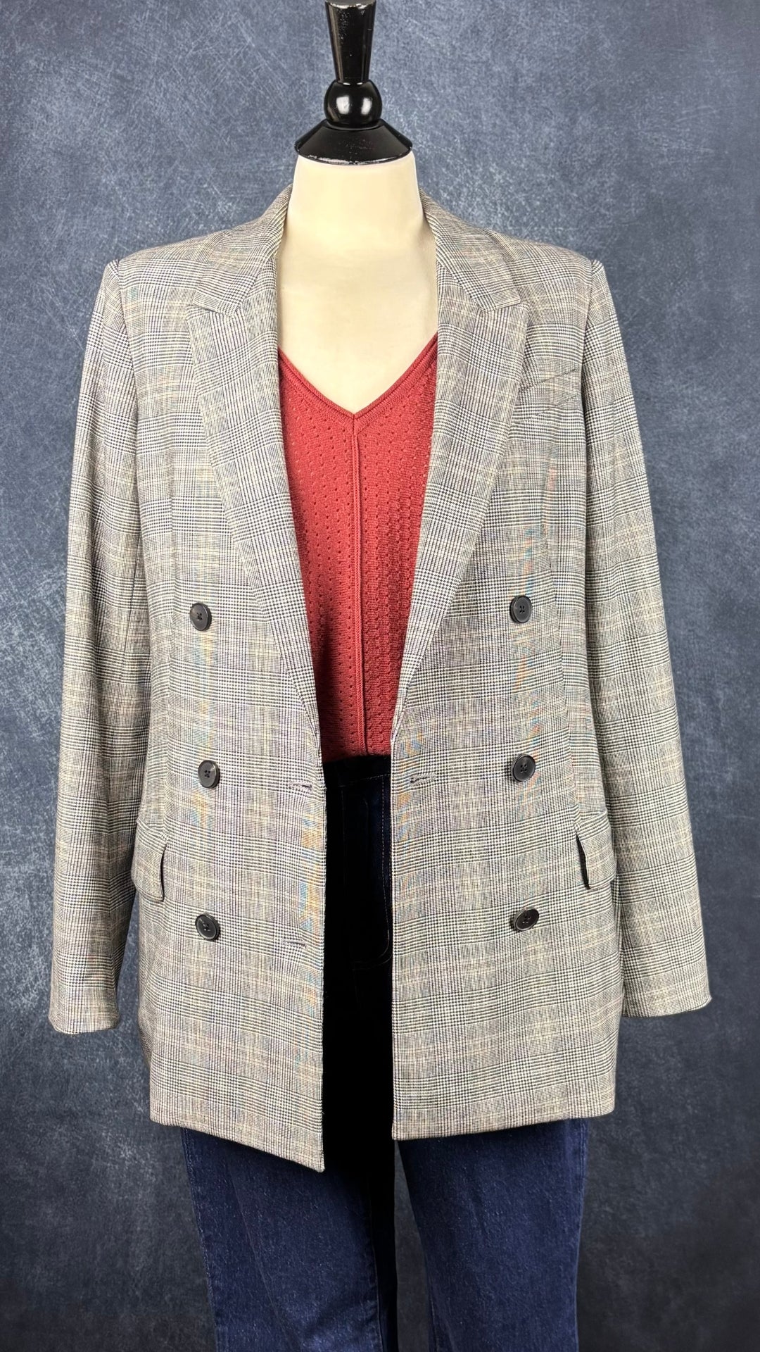 Blazer à carreaux prince de Galles ample à double boutonnage Babaton, taille 6. Vue de l'agencement avec le chandail en tricot rose rouille Part Two et le jeans foncé galbé Denim Forum.