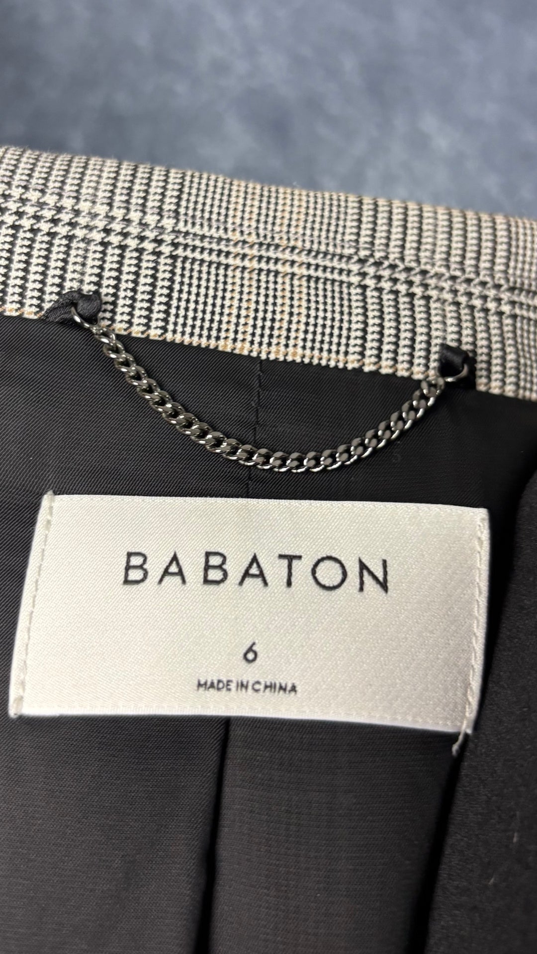 Blazer à carreaux prince de Galles ample à double boutonnage Babaton, taille 6. Vue de l'étiquette.