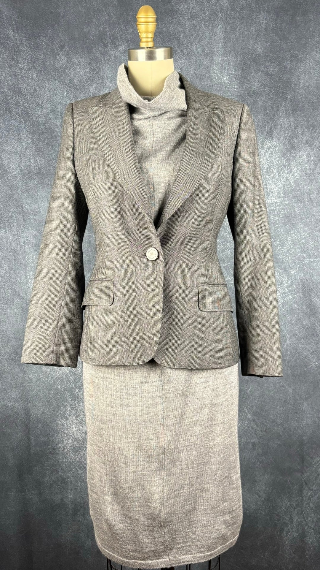 Blazer en laine à carreaux prince de Galles Aquascutum, taille xs/s. Vue de l'agencement avec la robe en fin tricot gris.