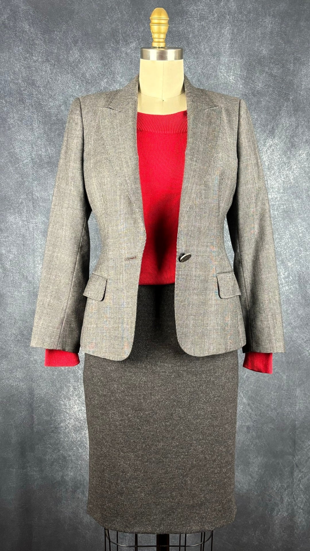 Blazer en laine à carreaux prince de Galles Aquascutum, taille xs/s. Vue de l'agencement avec la jupe Judith & Charles et le tricot rouge Lauren Ralph Lauren.