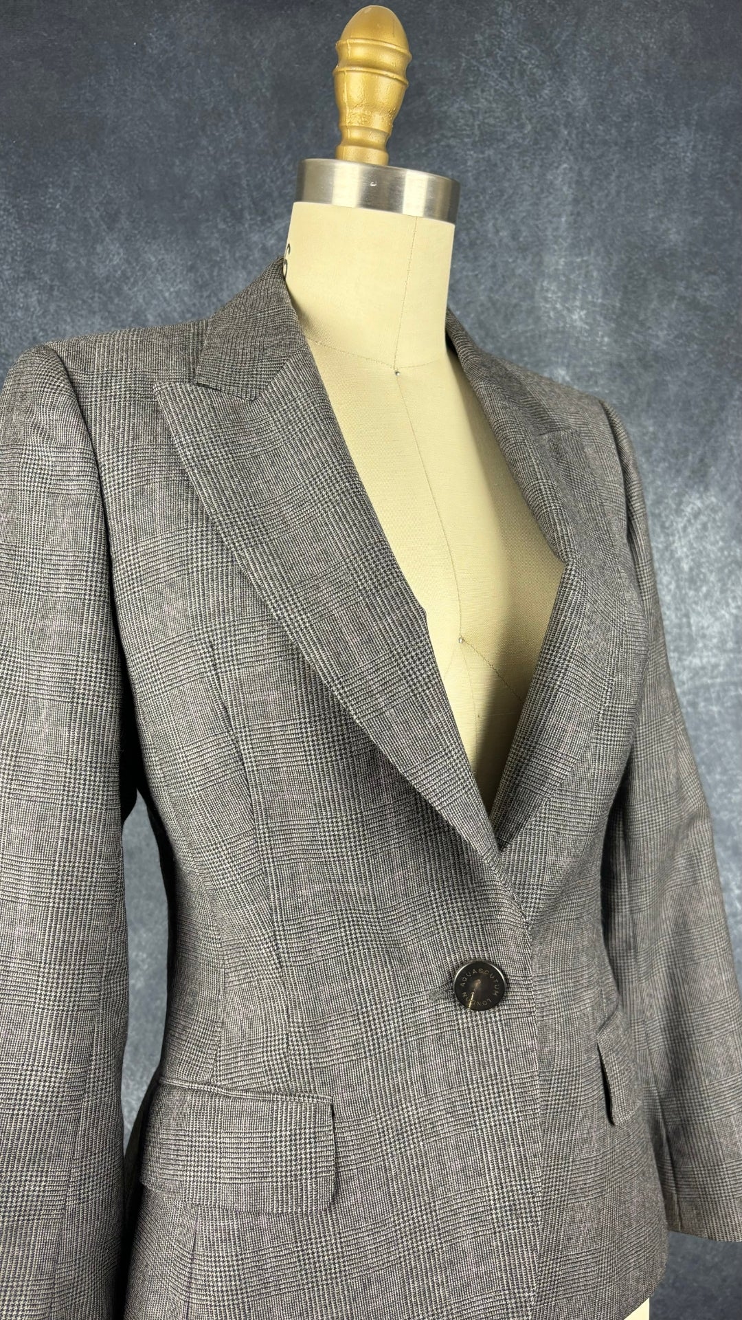 Blazer en laine à carreaux prince de Galles Aquascutum, taille xs/s. Vue de l'encolure.