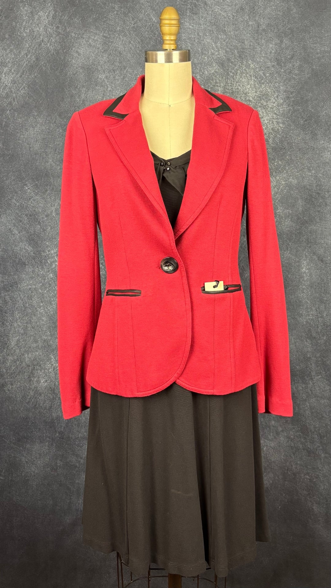 Blazer confortable rouge liséré en cuir noir Iris Setlakwe, taille 4. Vue de l'agencement avec la robe noire Isabelle Elie Boutique.