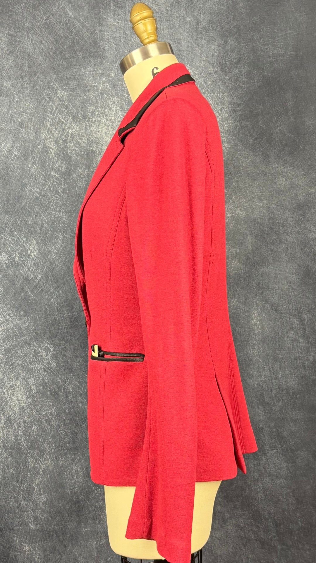 Blazer confortable rouge liséré en cuir noir Iris Setlakwe, taille 4. Vue de côté.