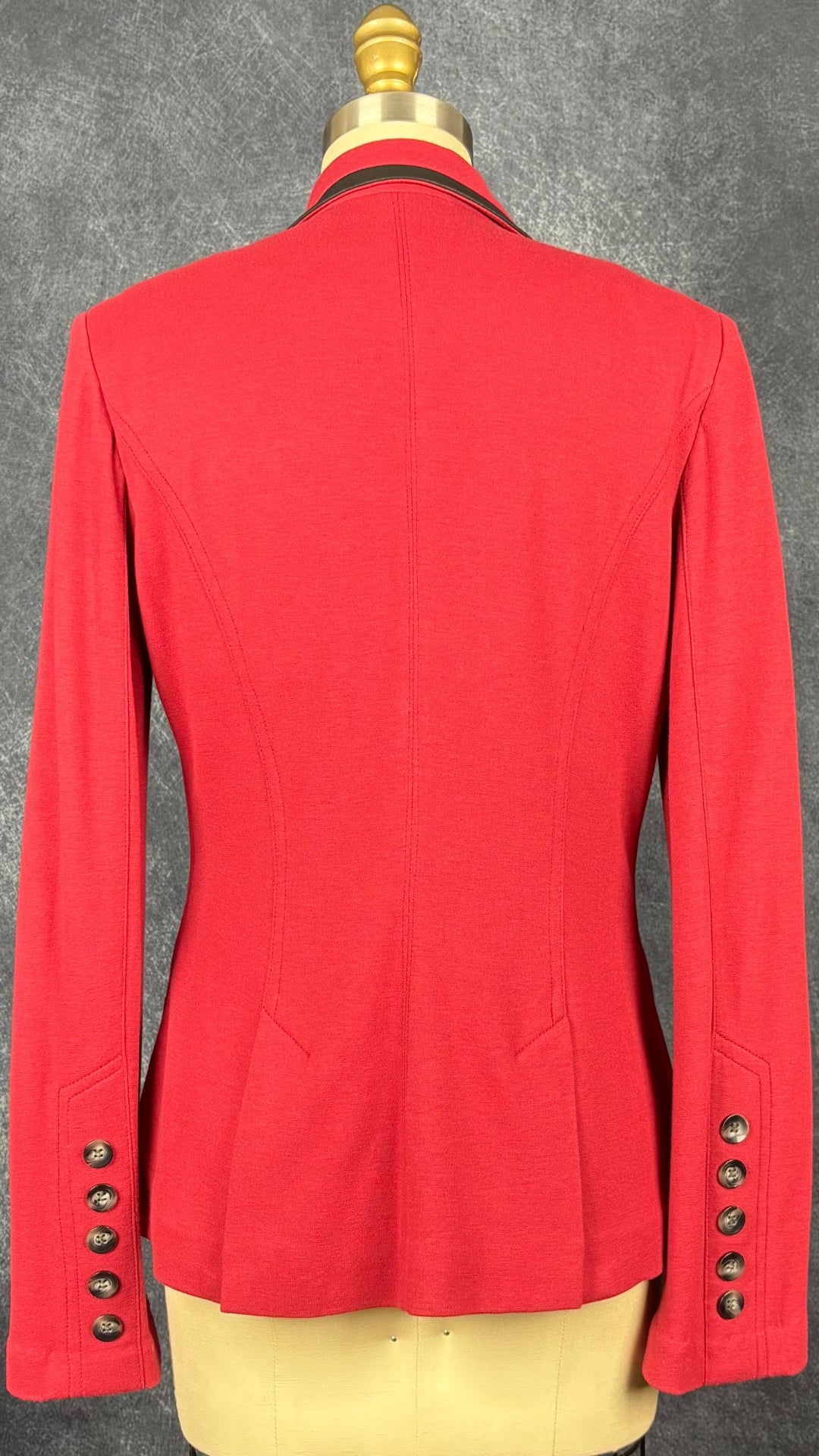 Blazer confortable rouge liséré en cuir noir Iris Setlakwe, taille 4. Vue de dos.