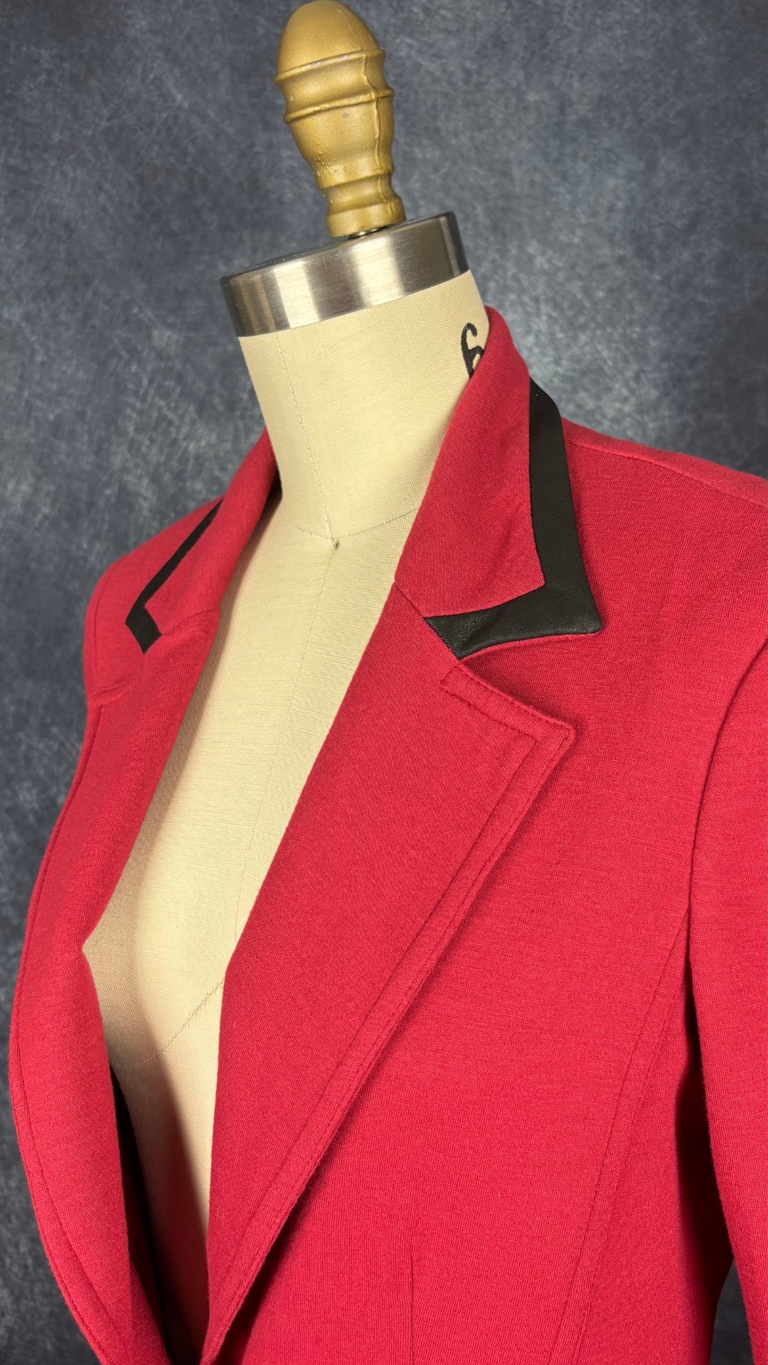 Blazer confortable rouge liséré en cuir noir Iris Setlakwe, taille 4. Vue de l'encolure.