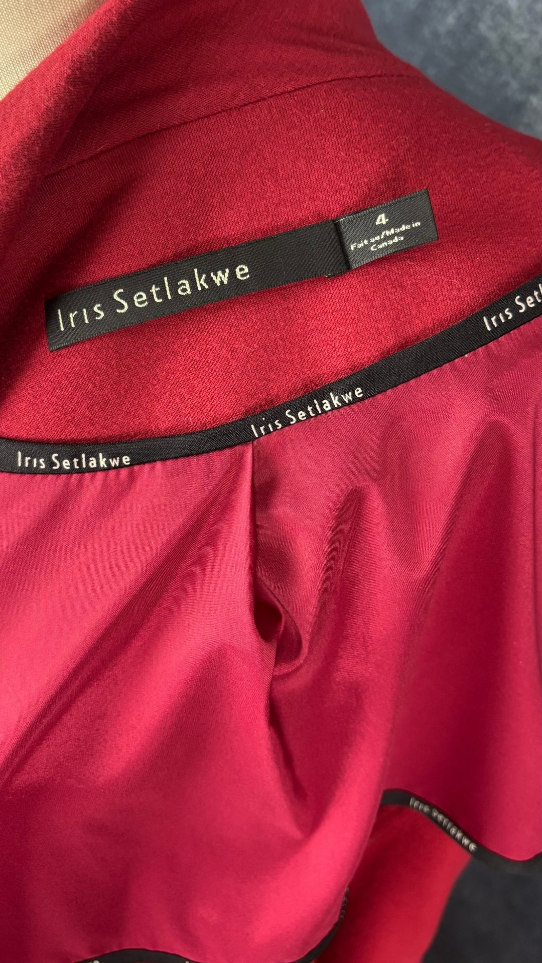 Blazer confortable rouge liséré en cuir noir Iris Setlakwe, taille 4. Vue de l'étiquette.