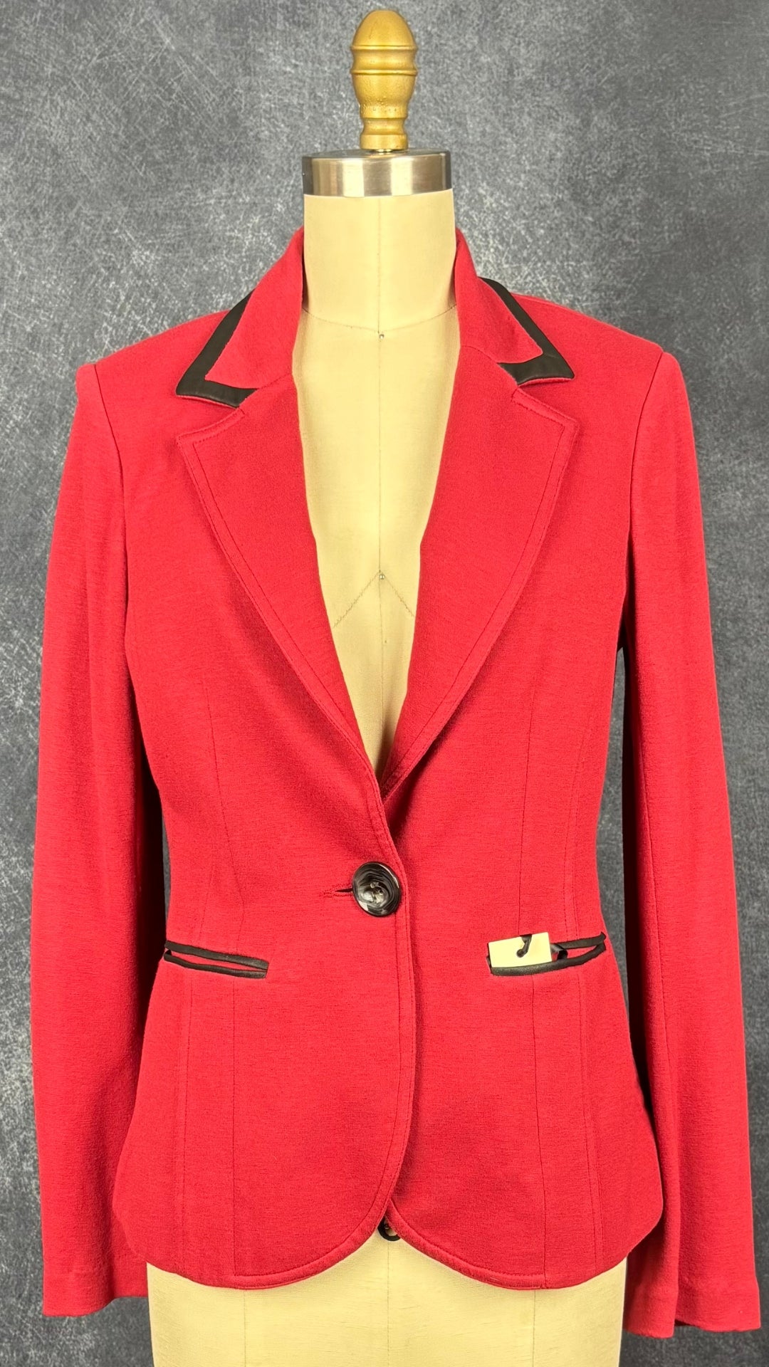 Blazer confortable rouge liséré en cuir noir Iris Setlakwe, taille 4. Vue de face.