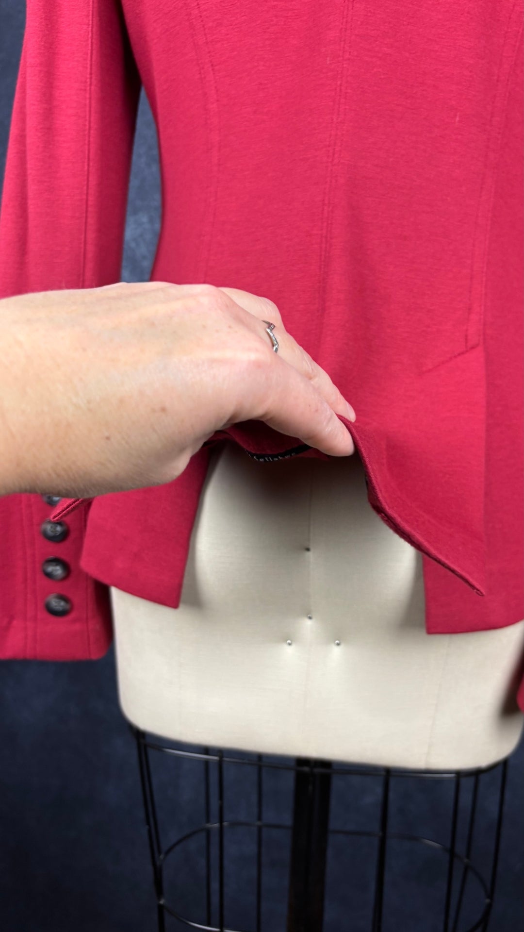 Blazer confortable rouge liséré en cuir noir Iris Setlakwe, taille 4. Vue de dos, des fentes d'aisances.