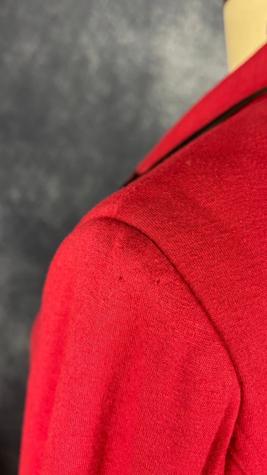 Blazer confortable rouge liséré en cuir noir Iris Setlakwe, taille 4. Vue de près des petits trous à l'épaule. 