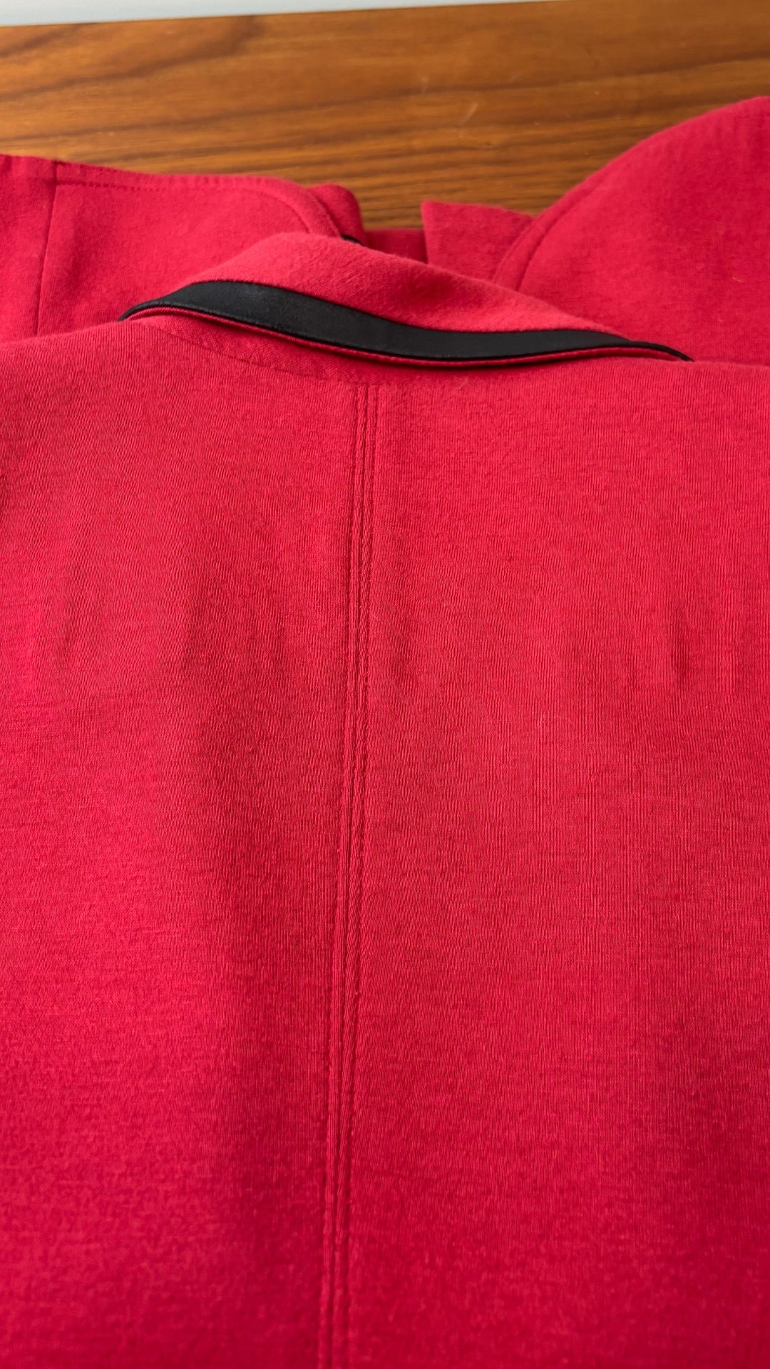 Blazer confortable rouge liséré en cuir noir Iris Setlakwe, taille 4. Vue de près du haut du dos, là où le tissu est plus froissé/texturé.