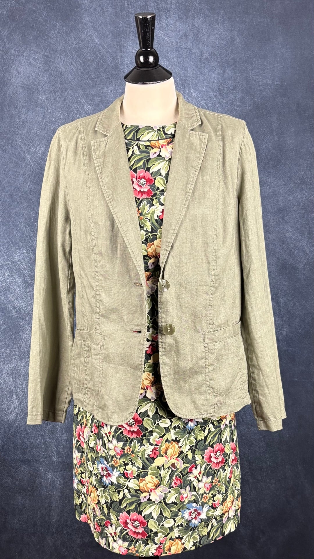 Blazer en lin décontracté olive Olsen, taille 10 (m). Vue de l'agencement avec la robe droite florale Tristan.