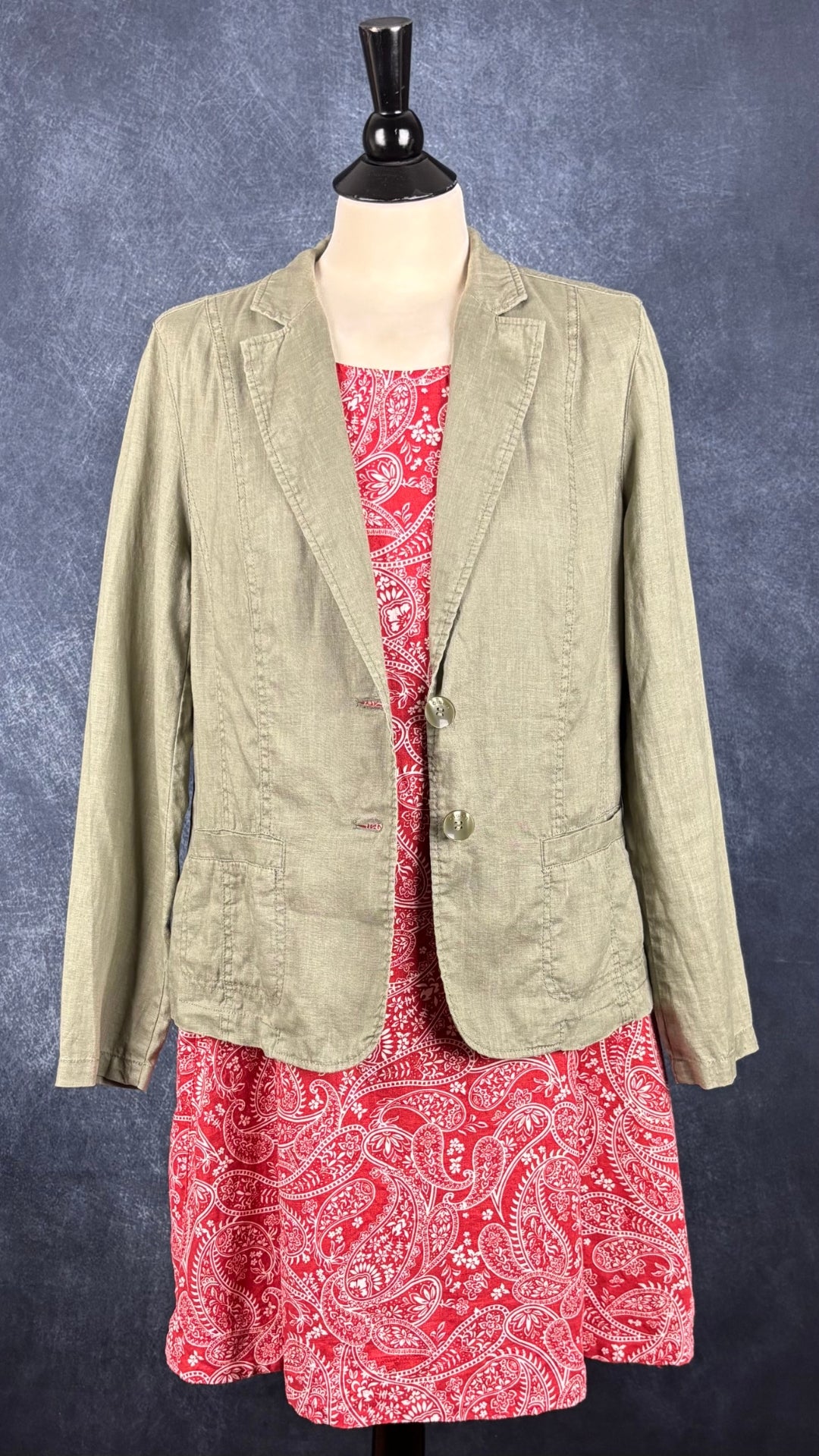 Blazer en lin décontracté olive Olsen, taille 10 (m). Vue de l'agencement avec la robe en lin à motifs.
