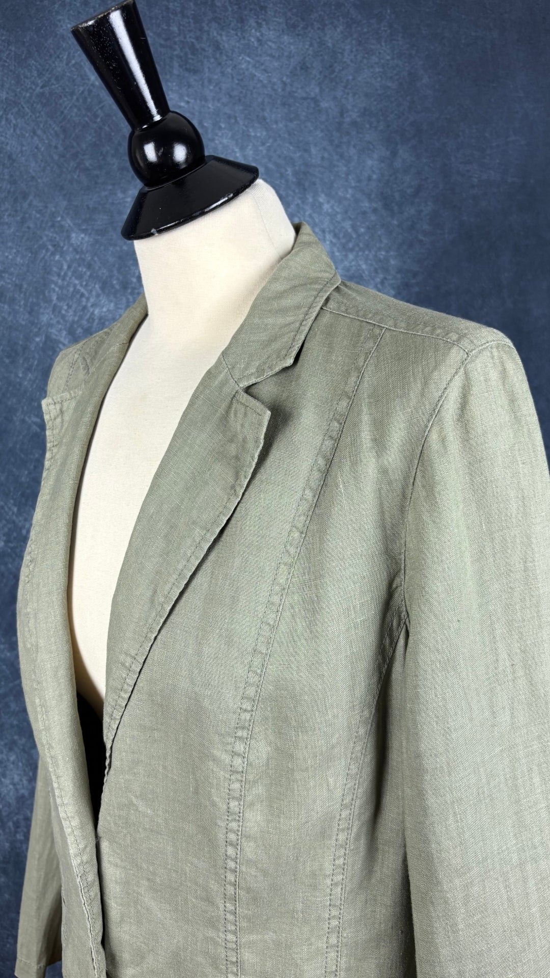 Blazer en lin décontracté olive Olsen, taille 10 (m). Vue de l'encolure.
