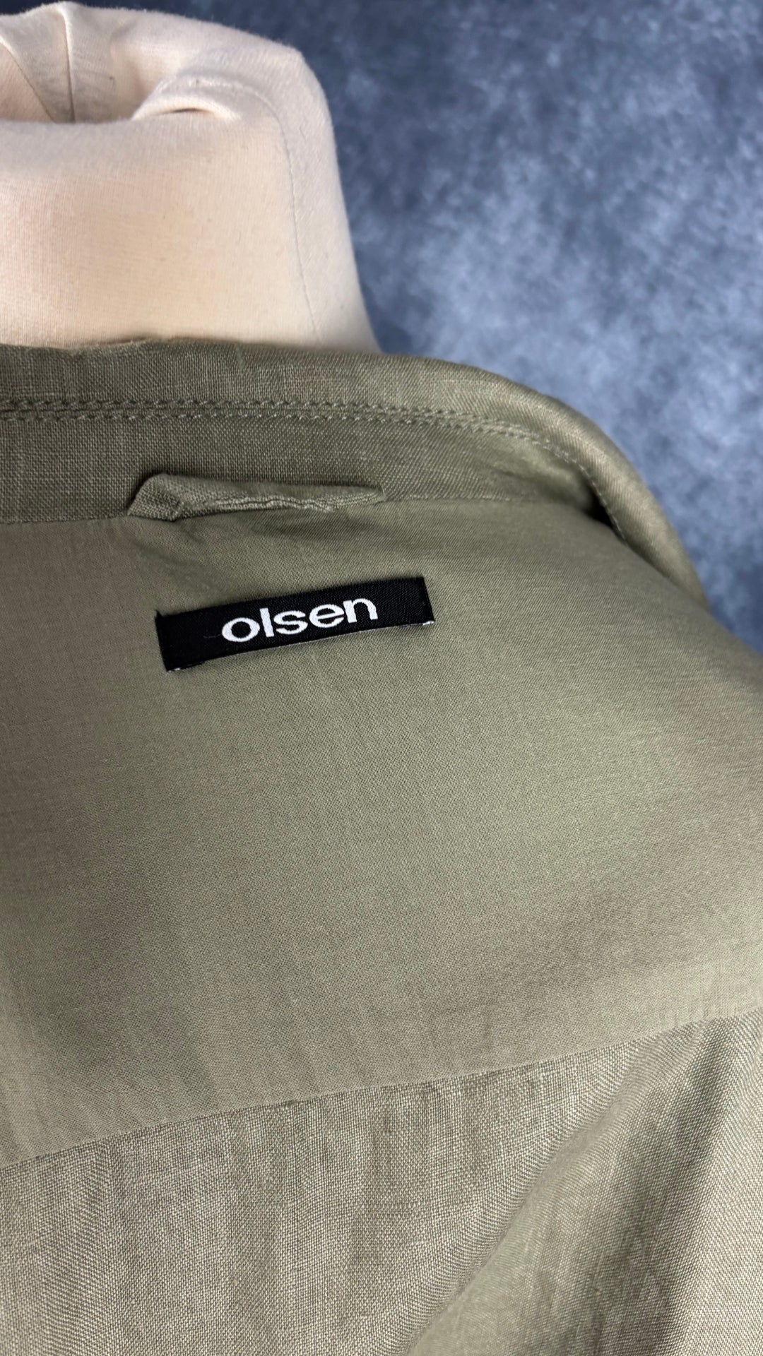 Blazer en lin décontracté olive Olsen, taille 10 (m). Vue de l'étiquette.