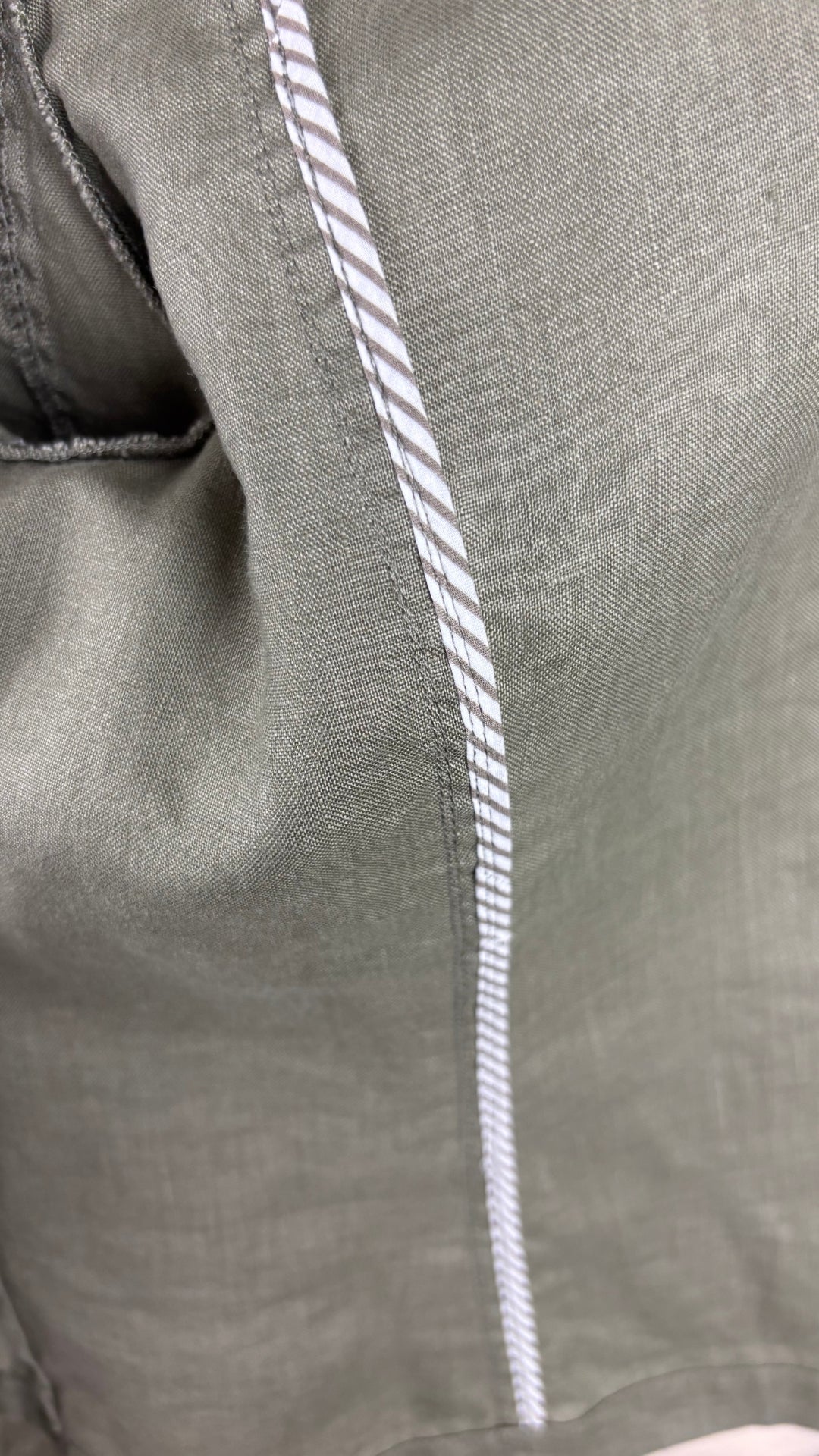 Blazer en lin décontracté olive Olsen, taille 10 (m). Vue de la finition intérieure.