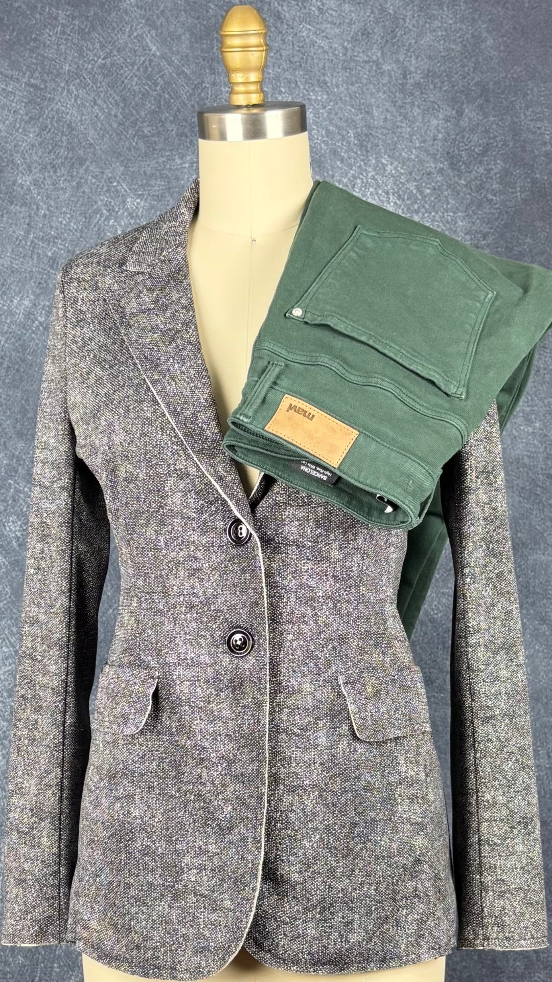 Blazer décontracté lavable noir et blanc Imperial, taille m (mais fait plus xs/s). Vue de l'agencement avec le jeans vert forêt Mavi.