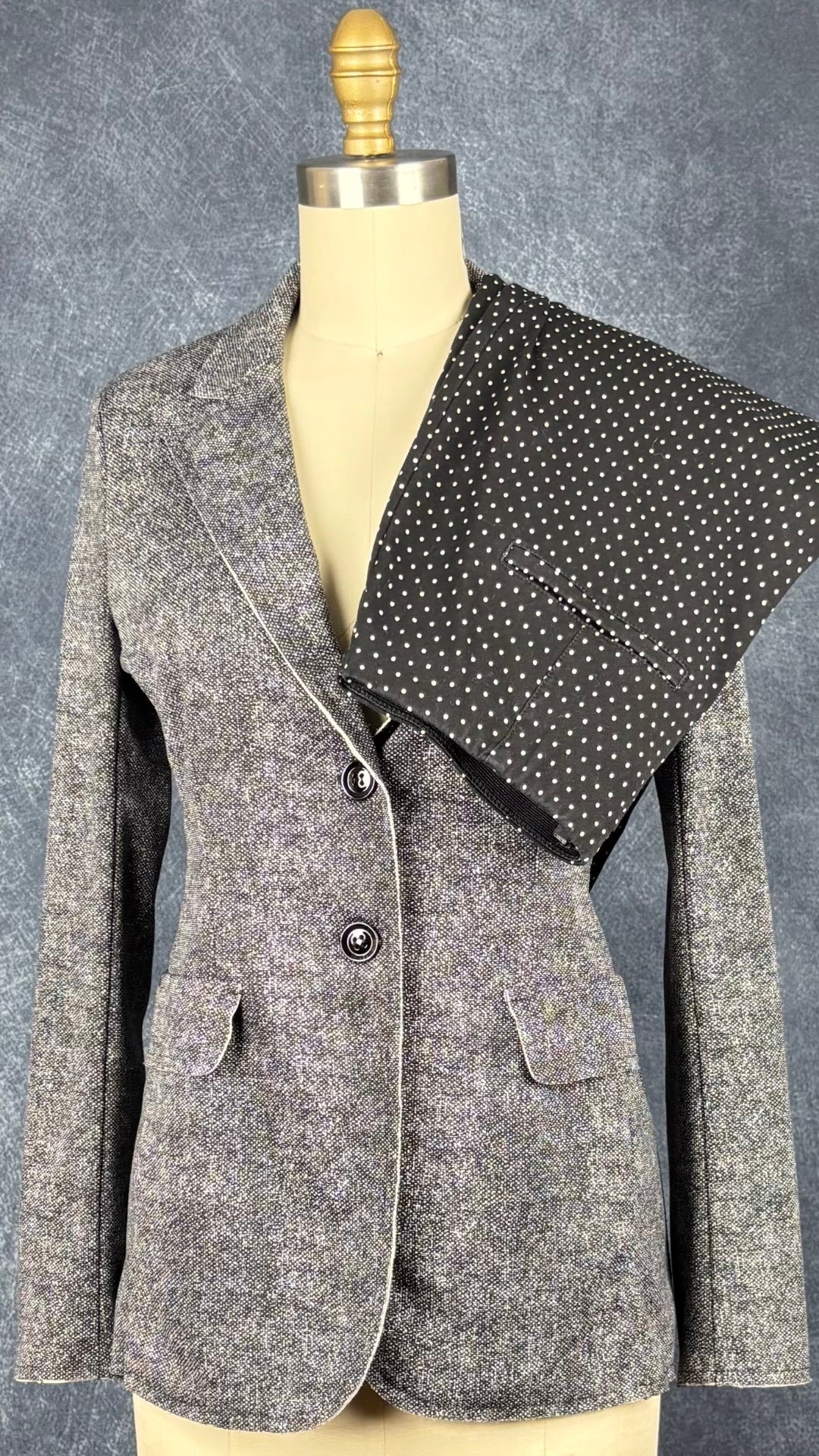 Blazer décontracté lavable noir et blanc Imperial, taille m (mais fait plus xs/s). Vue de l'agencement avec le pantalon noir à pois Cambio.