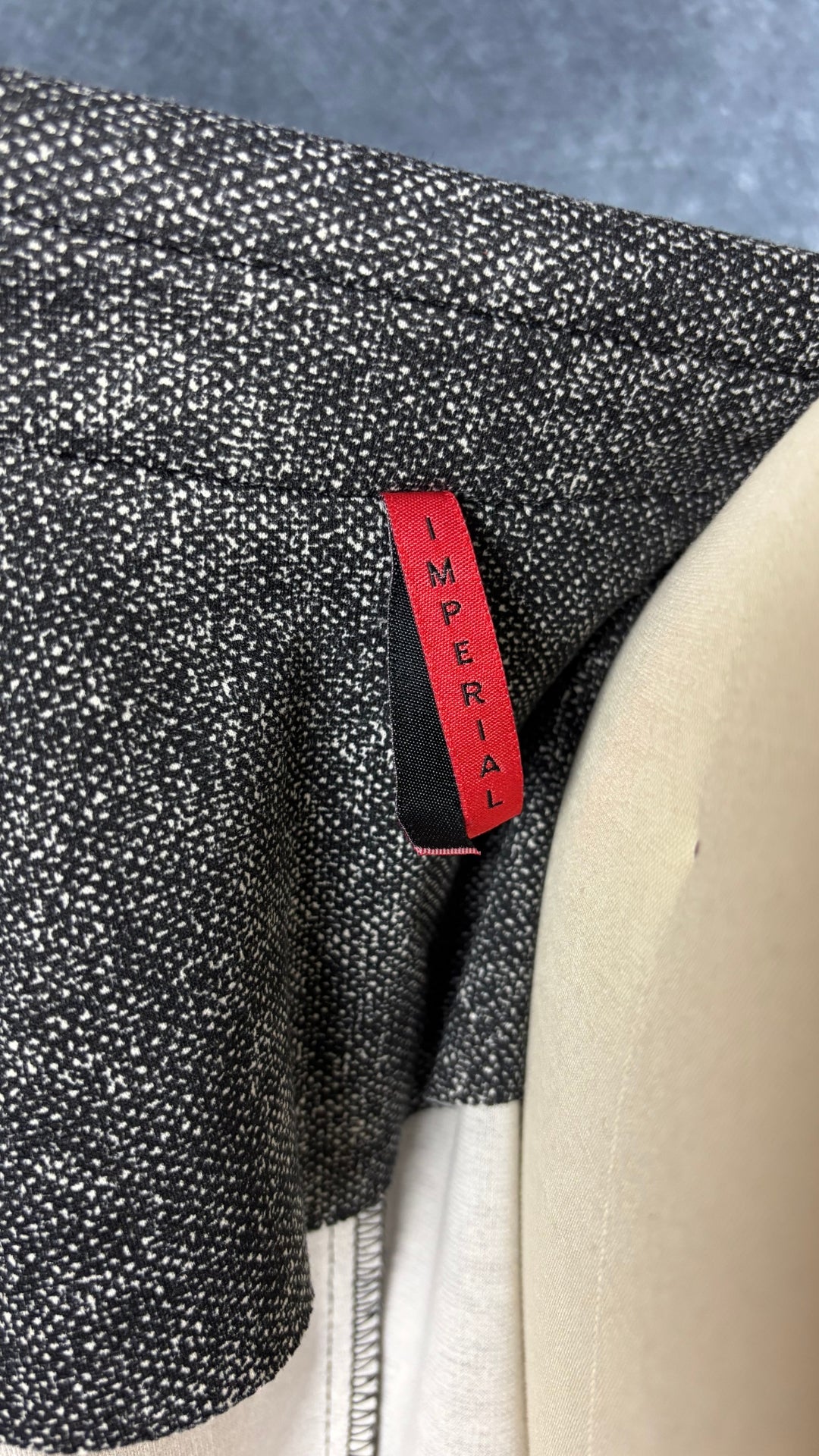 Blazer décontracté lavable noir et blanc Imperial, taille m (mais fait plus xs/s). Vue de l'étiquette.