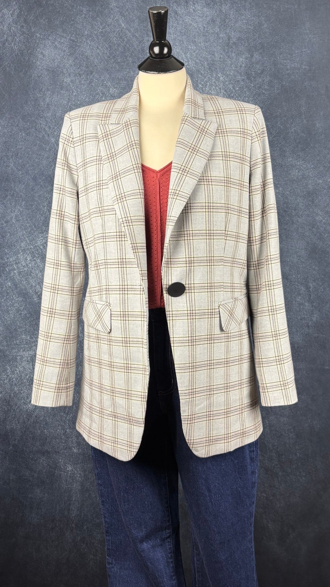 Blazer à grands carreaux bleu-gris long Tristan, taille 6. Vue de l'agencement avec le jeans Denim Forum et le chandail en tricot ajouré Part Two.
