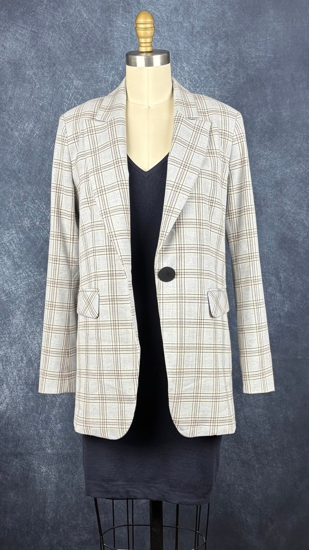Blazer à grands carreaux bleu-gris long Tristan, taille 6. Vue de l'agencement avec la robe en laine Ça va de soi.