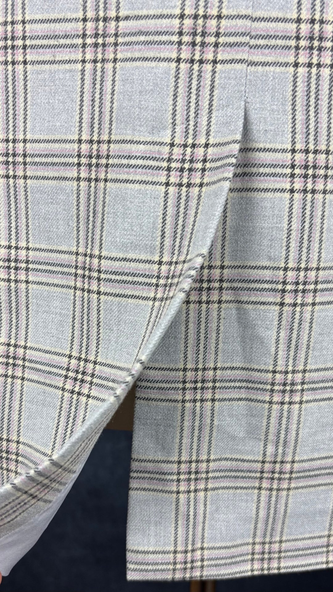 Blazer à grands carreaux bleu-gris long Tristan, taille 6. Vue de la fente d'aisance au bas du dos.