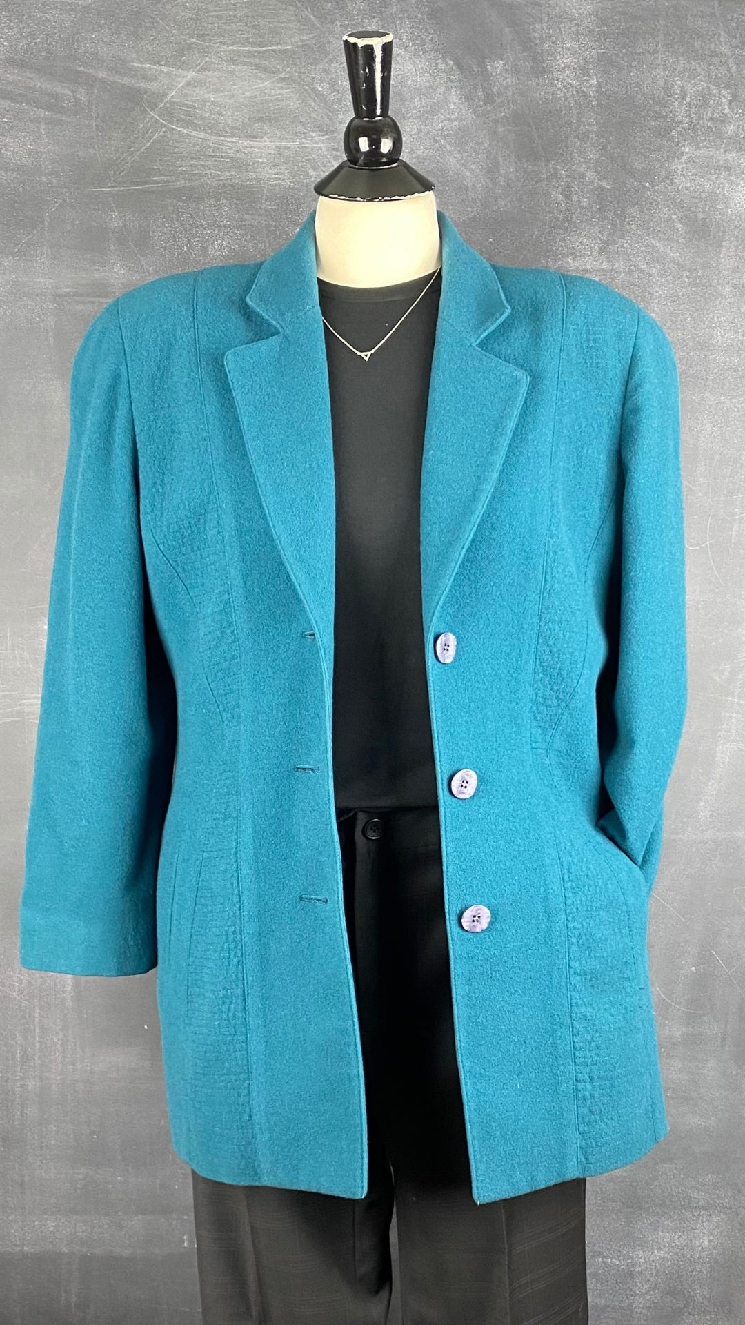 Blazer hivernal sarcelle en mélange de laine et cachemire Jean-Claude Poitras, taille 10. Vue de l'agencement pantalon fin lainage carreaux et chandail de base noir.