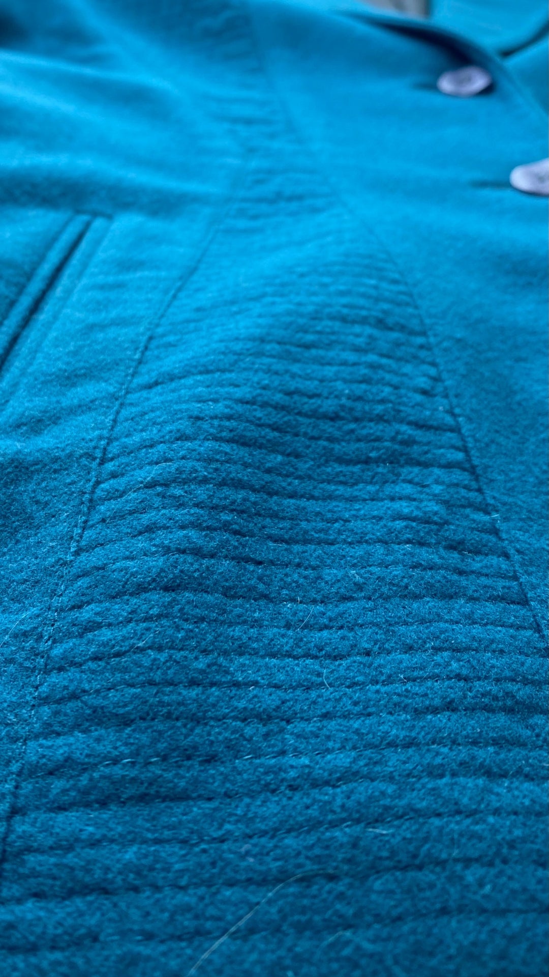 Blazer hivernal sarcelle en mélange de laine et cachemire Jean-Claude Poitras, taille 10. Vue de près du tissu et de ses détails.