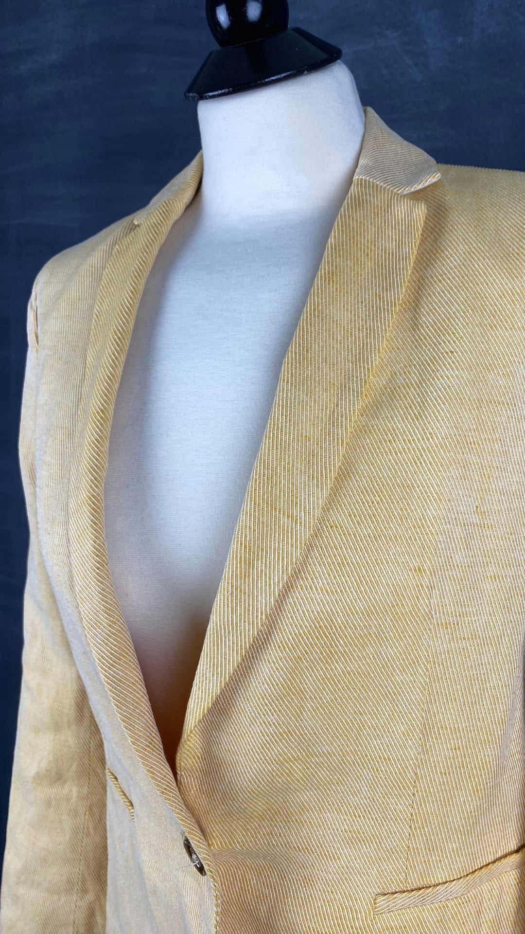 Blazer jaune doux mélange de lin Massimo Dutti, taille 8/s. Vue de l'encolure.