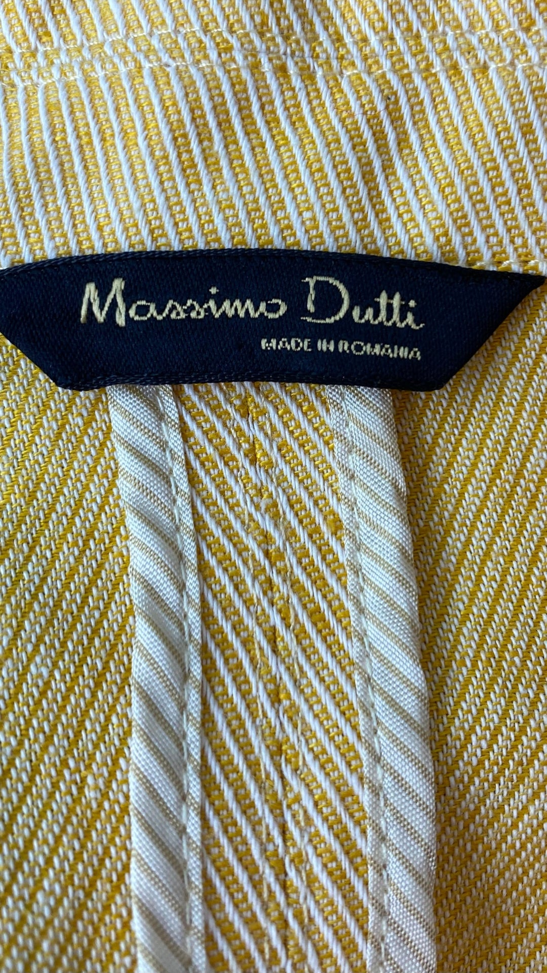 Blazer jaune doux mélange de lin Massimo Dutti, taille 8/s. Vue de l'étiquette de marque.