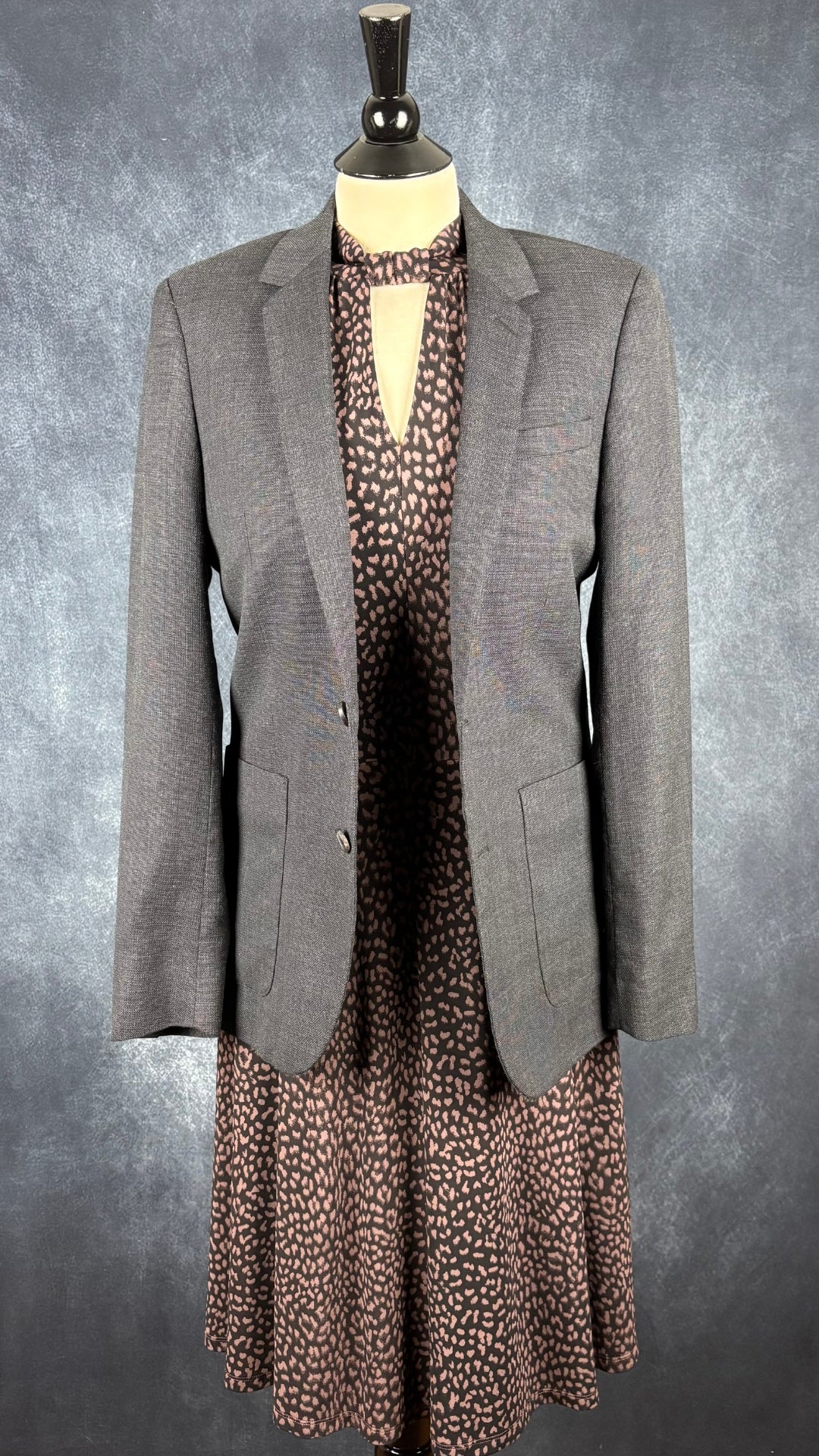 Blazer en laine gris foncé légèrement bleuté, Sandro taille estimée à small. Vue de l'agencement avec la robe à motifs animaliers Michael Kors.