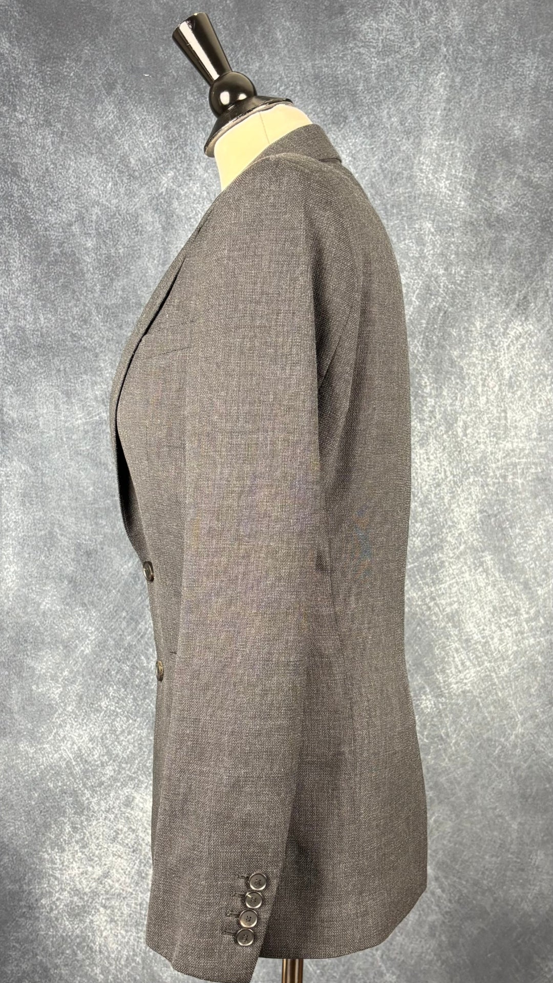 Blazer en laine gris foncé légèrement bleuté, Sandro taille estimée à small. Vue de côté.