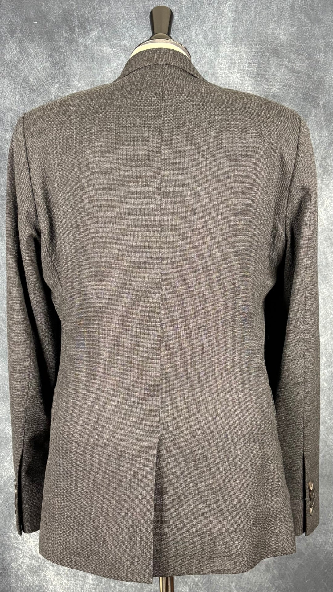 Blazer en laine gris foncé légèrement bleuté, Sandro taille estimée à small. Vue de dos.