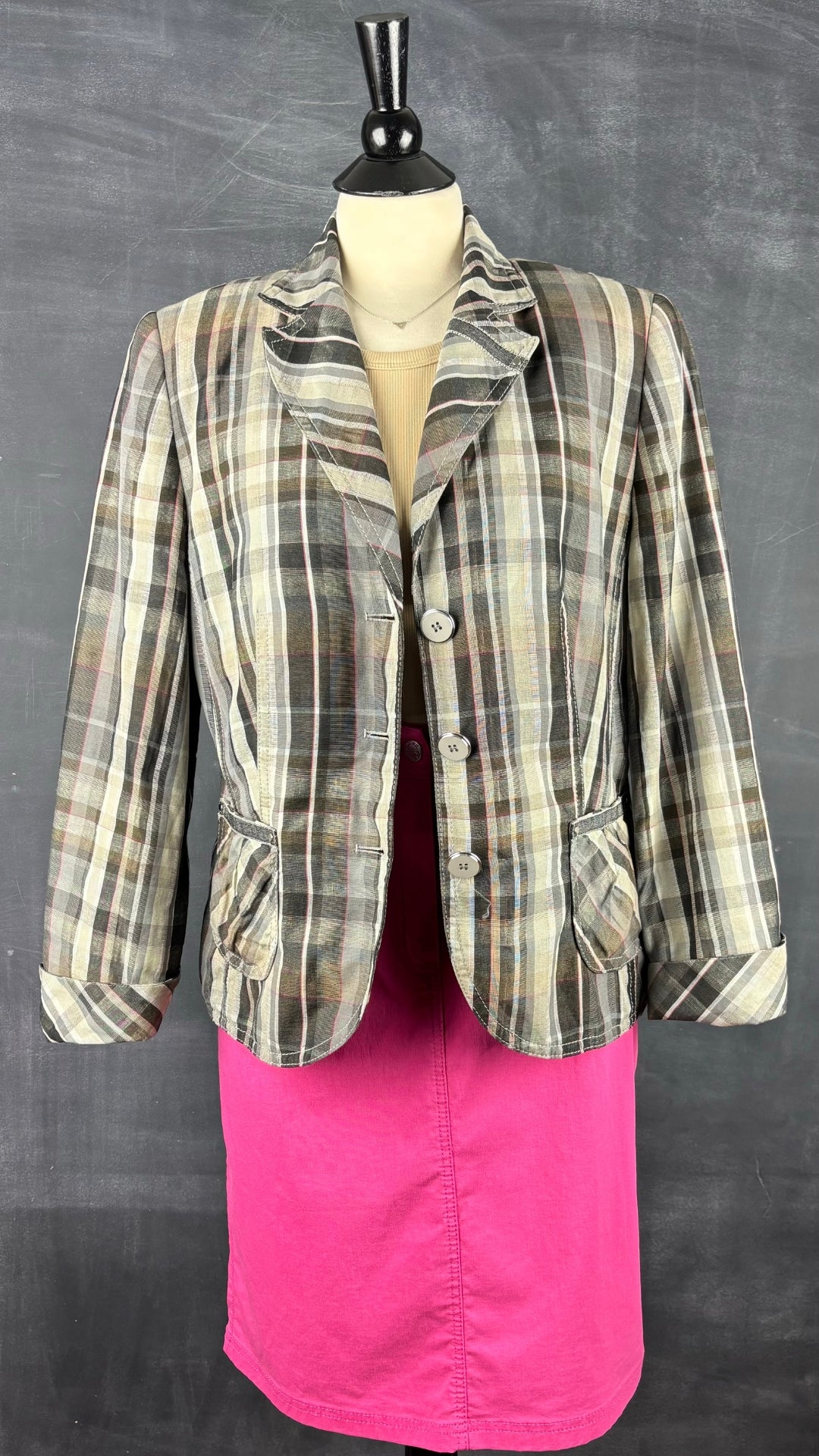 Blazer léger à carreaux Gerry Weber, taille estimée m/l. Vue de l'agencement avec une jupe rose et une camisole de base beige.