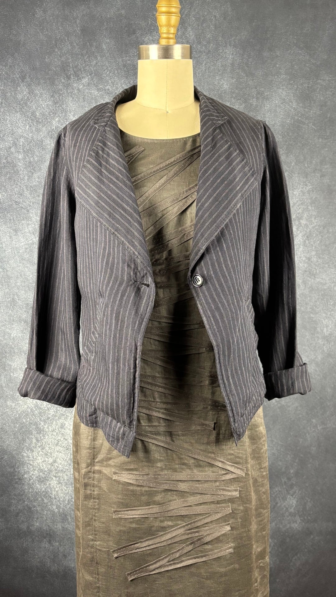 Blazer en lin à rayures Tristan & Iseut, medium.  Vue de l'agencement avec la robe en lin charcoal Boss.