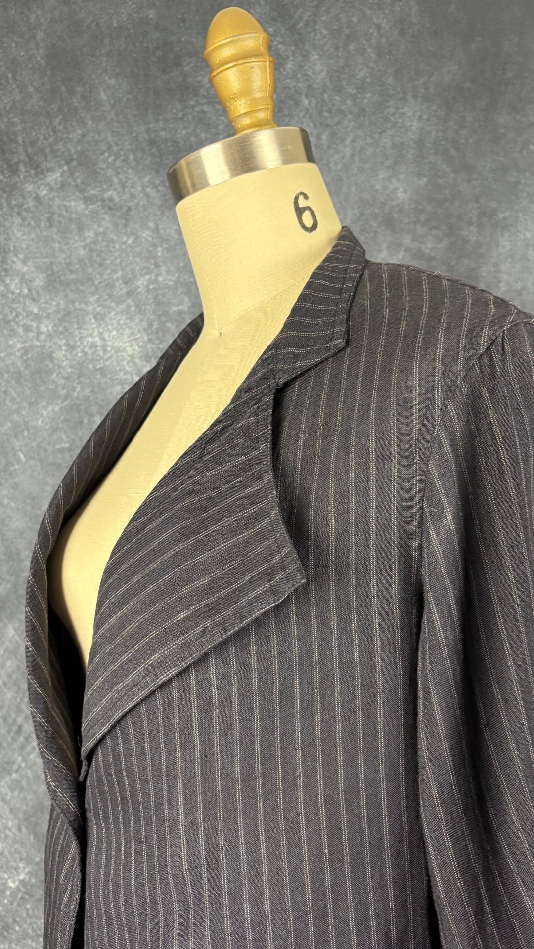 Blazer en lin à rayures Tristan & Iseut, medium.  Vue de l'encolure.