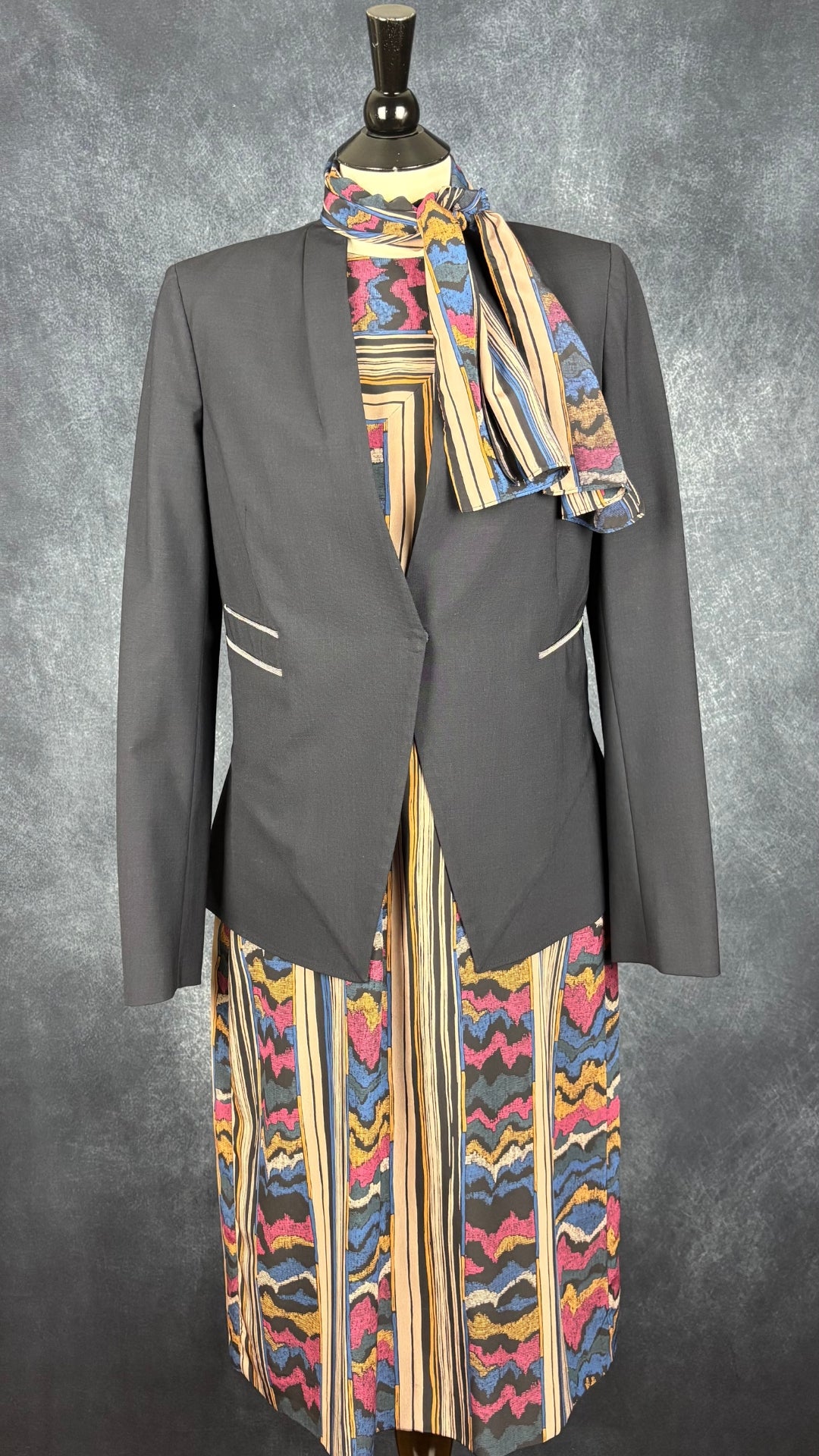 Blazer marine très foncé avec insertion de baguettes scintillantes à la taille Brunello Cucinelli, taille estimée à s/m. Vue de l'agencement avec la robe vintage à motifs colorés Maison Missy House.
