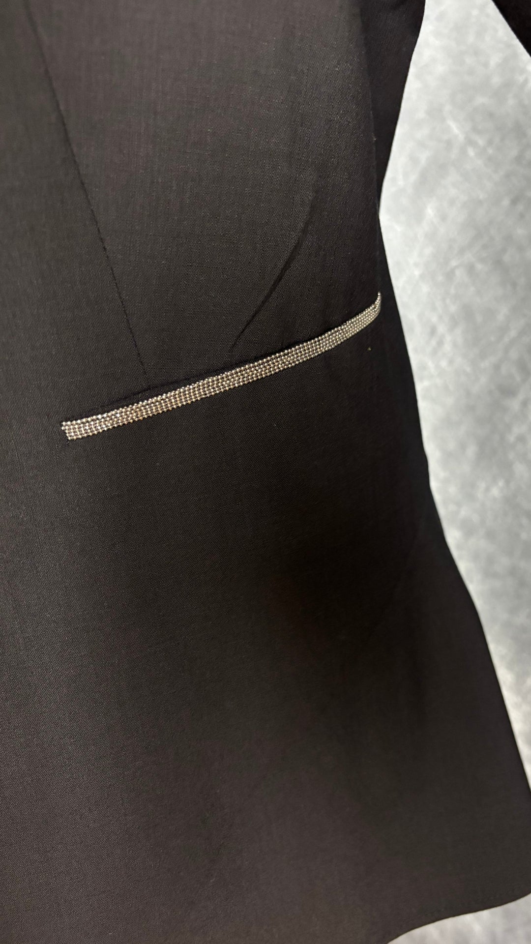 Blazer marine très foncé avec insertion de baguettes scintillantes à la taille Brunello Cucinelli, taille estimée à s/m. Vue de près d'une baguette scintillante à la taille.
