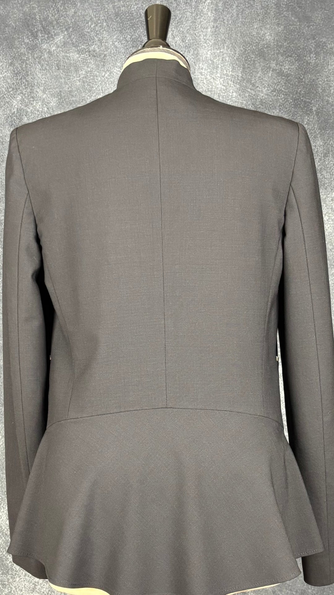 Blazer marine très foncé avec insertion de baguettes scintillantes à la taille Brunello Cucinelli, taille estimée à s/m. Vue de dos.