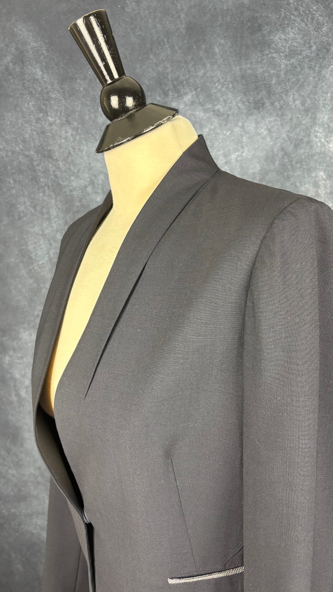 Blazer marine très foncé avec insertion de baguettes scintillantes à la taille Brunello Cucinelli, taille estimée à s/m. Vue de l'encolure.