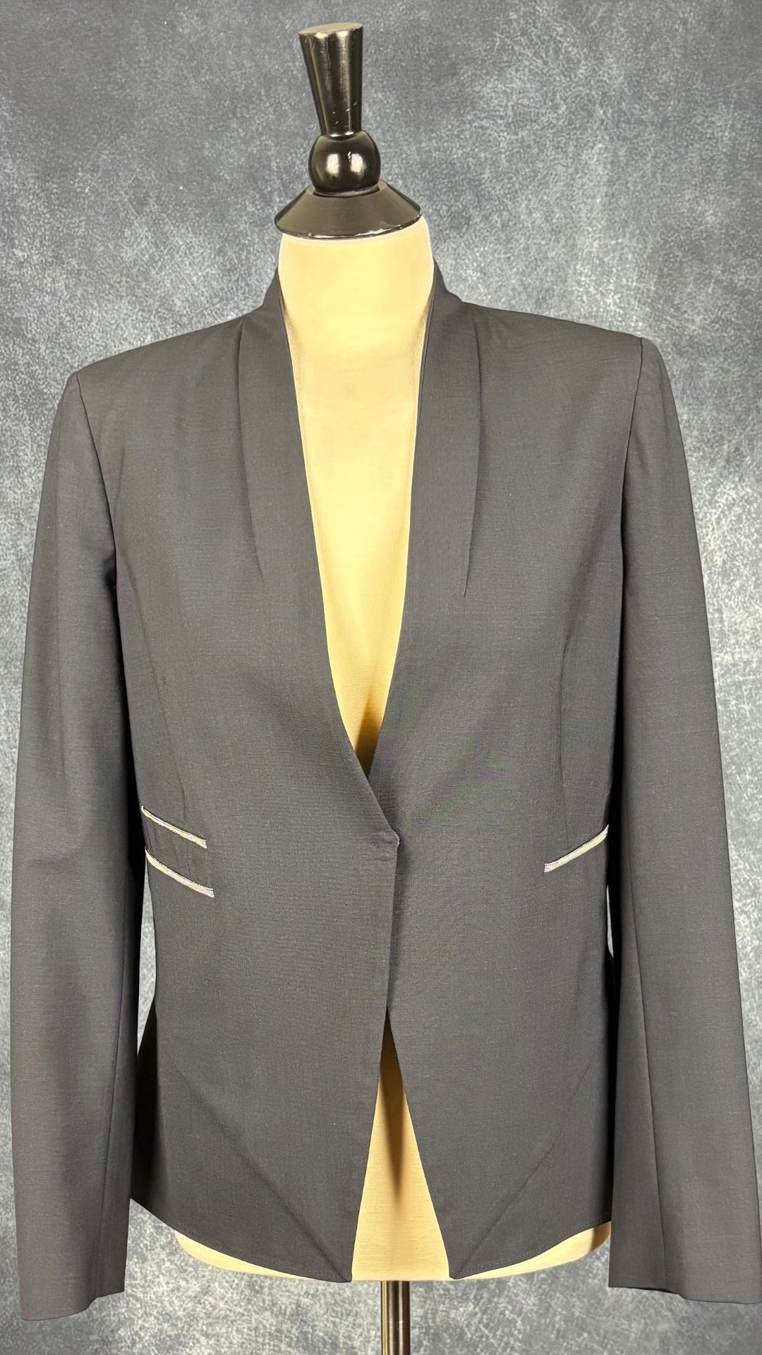 Blazer marine très foncé avec insertion de baguettes scintillantes à la taille Brunello Cucinelli, taille estimée à s/m. Vue de face.