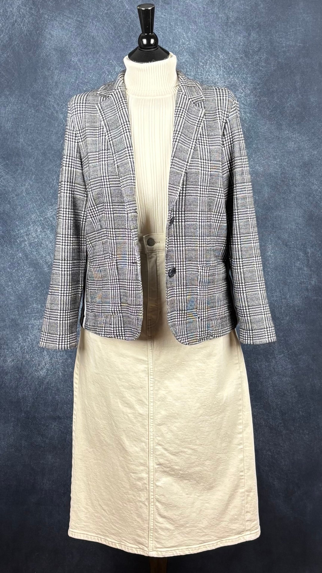 Blazer décontracté chic à motifs pied-de-poule Brax, taille 40 (m/l). Vue de l'agencement avec le col roulé crème Olsen et la jupe en denim écru Banana Republic.