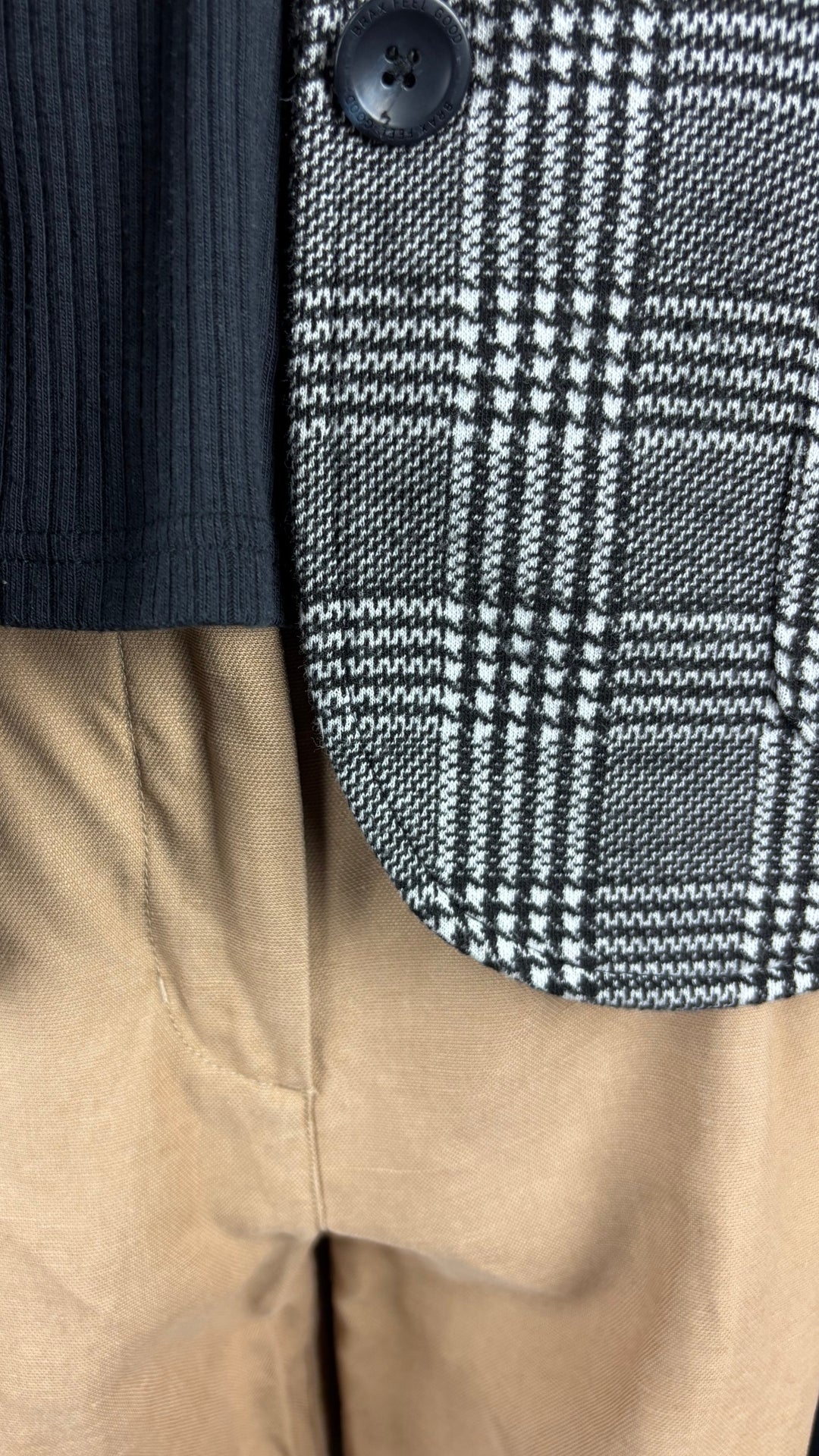 Blazer décontracté chic à motifs pied-de-poule Brax, taille 40 (m/l). Vue de près de l'agencement avec le chandail Mas Montréal et le pantalon beige tan Wilfred.