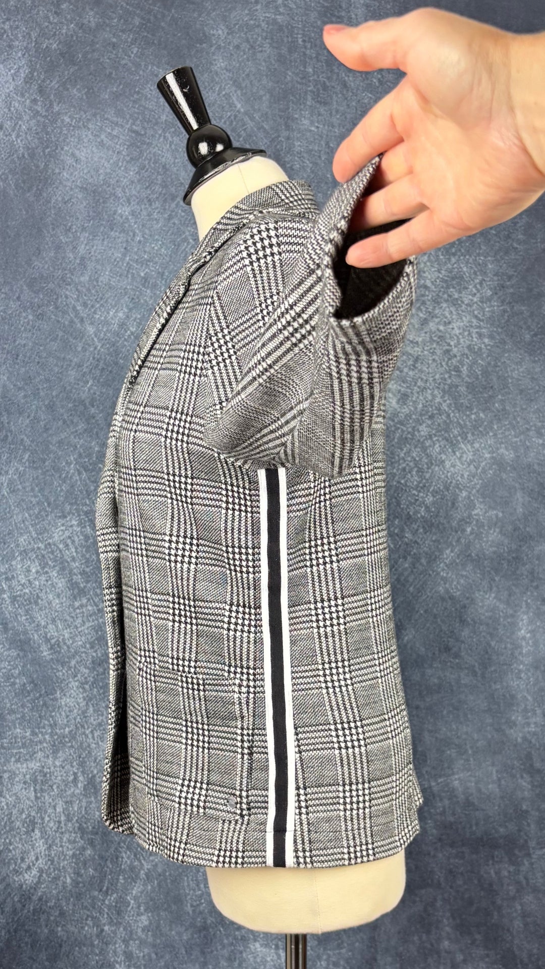 Blazer décontracté chic à motifs pied-de-poule Brax, taille 40 (m/l). Vue de côté, manche relevée.