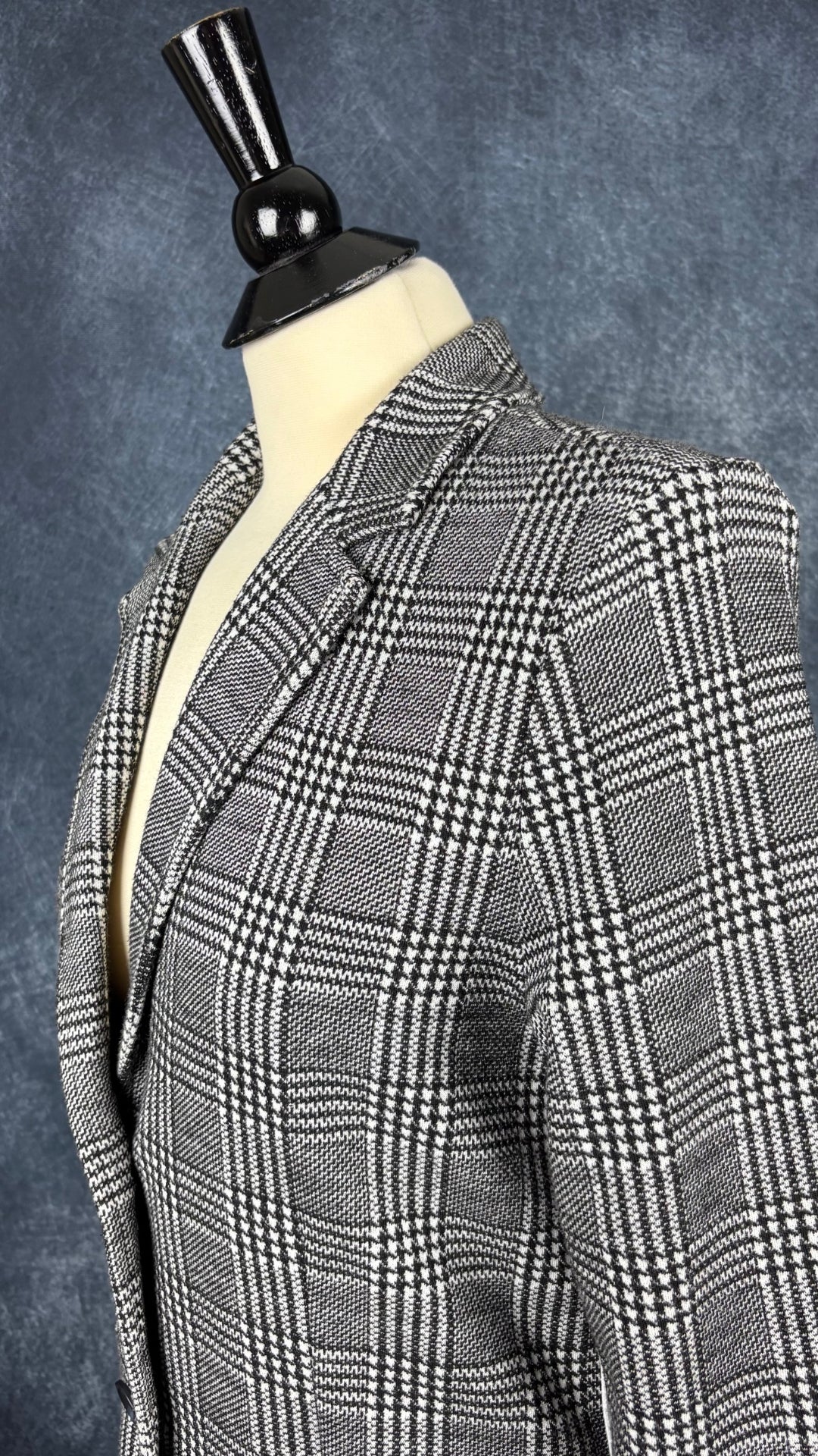 Blazer décontracté chic à motifs pied-de-poule Brax, taille 40 (m/l). Vue de l'encolure.