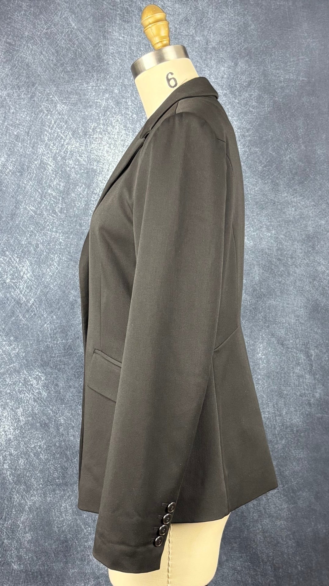 Blazer noir ajusté lavable Tristan, taille 6. Vue de côté.