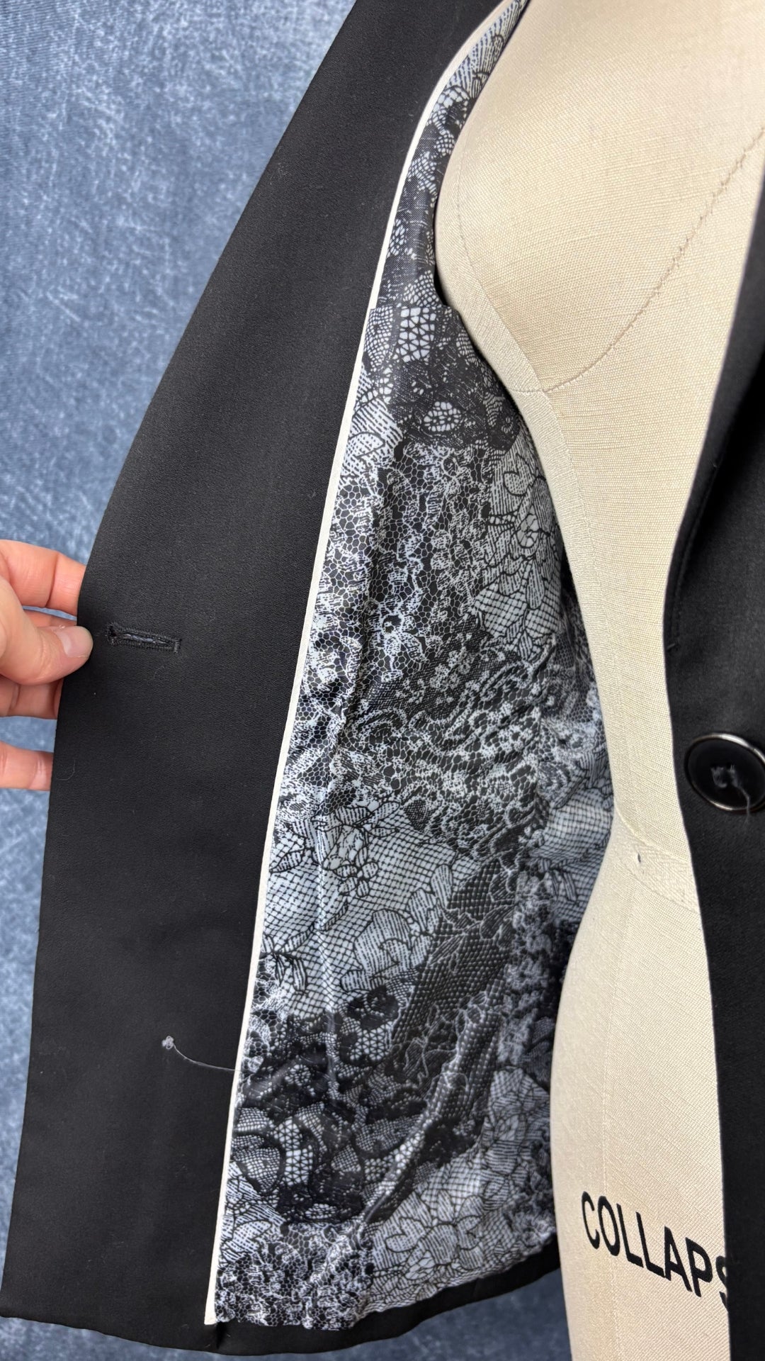 Blazer noir ajusté lavable Tristan, taille 6. Vue de près de la doublure intérieure.