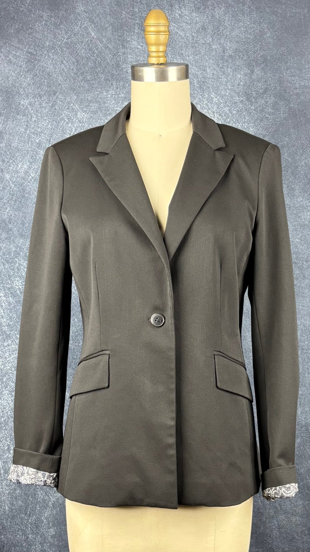 Blazer noir ajusté lavable Tristan, taille 6. Vue de face.
