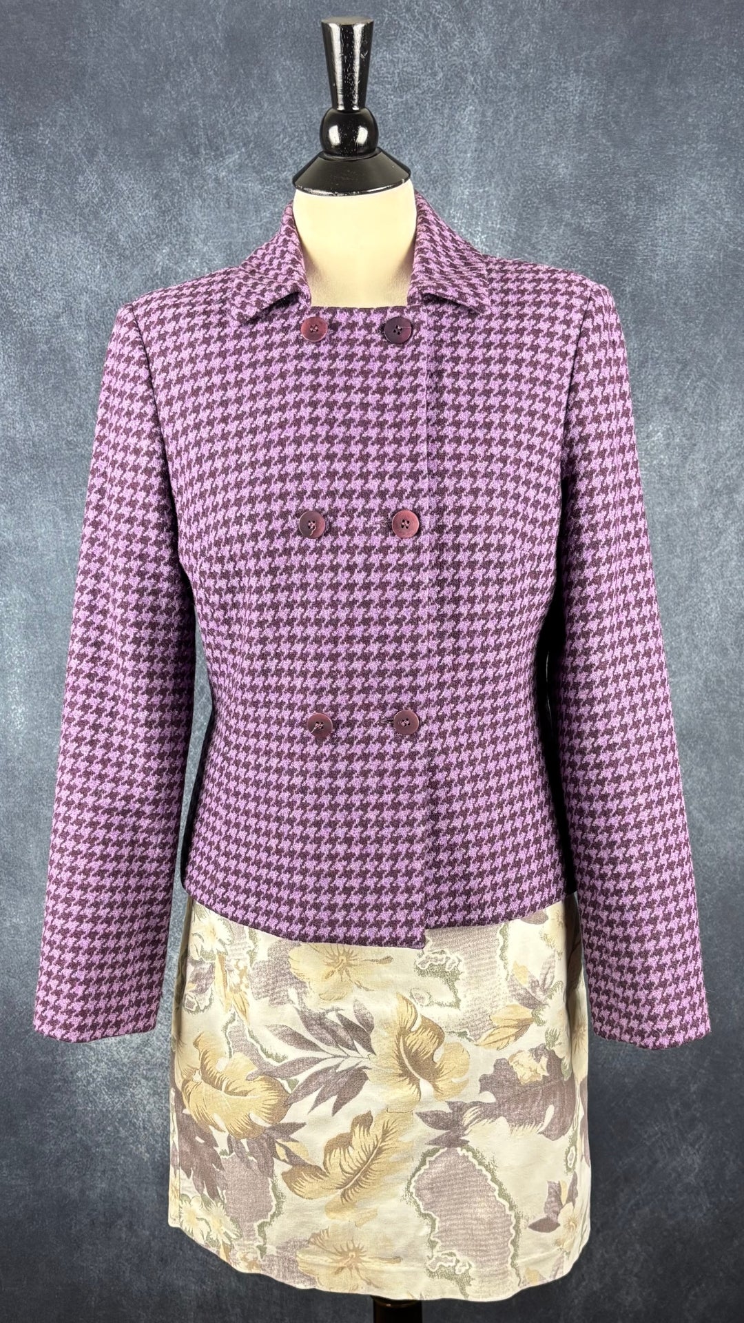 Blazer pied de poule mauve L'officiel, taille 8. Vue de l'agencement avec la jupe florale Lisette L.